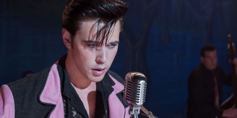     Austin Butler jako Elvis Presley. Fragment pokazuje metamorfozę aktora